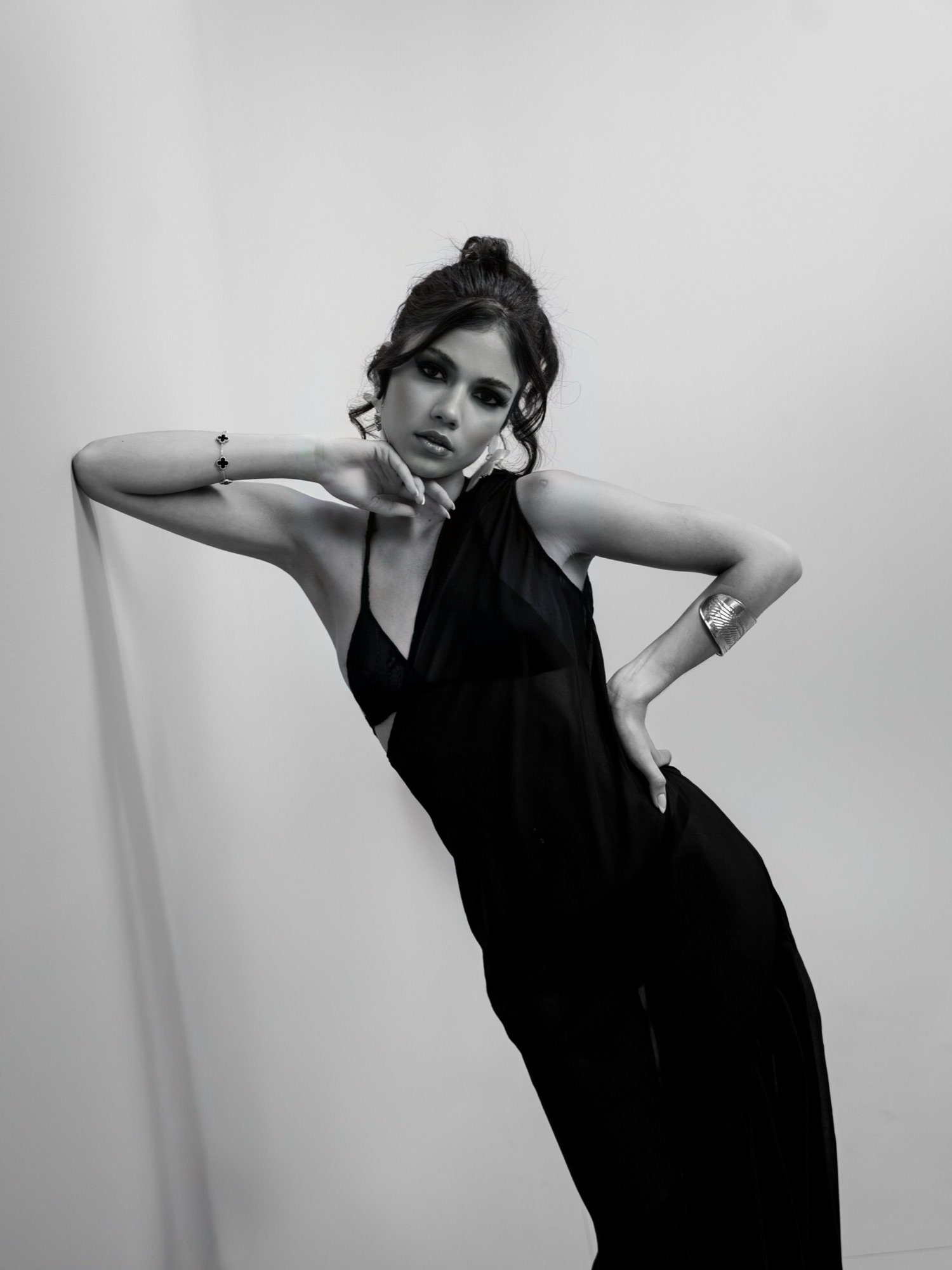 Vestido negro drapeado con velo, actitud de fuerza — Dinamita VI